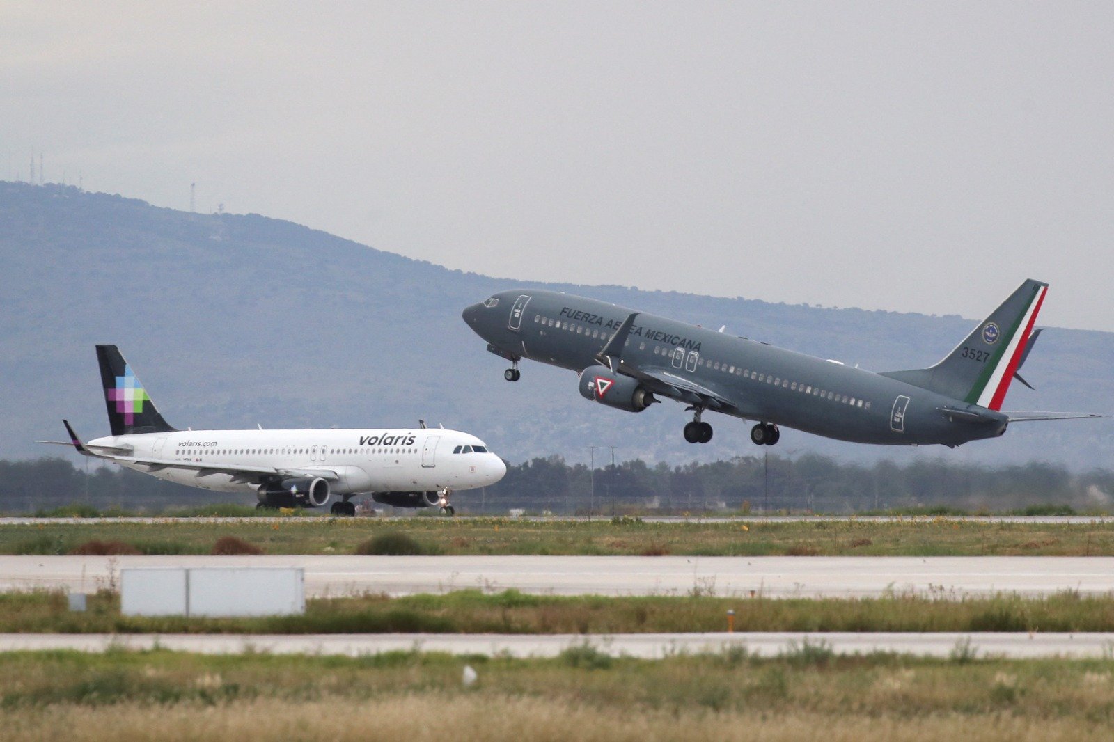 一架墨西哥空军飞机当地时间周一从圣卢西亚基地起飞，准备接回在以色列的国民。（图取自路透社）