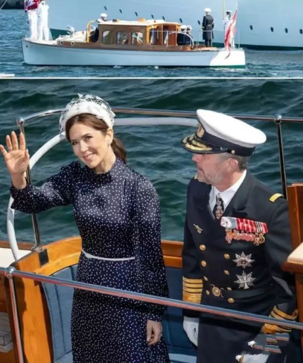 丹麦王后坐船出国访问穿海军蓝波点裙超应景白帽子细腰带抢镜
