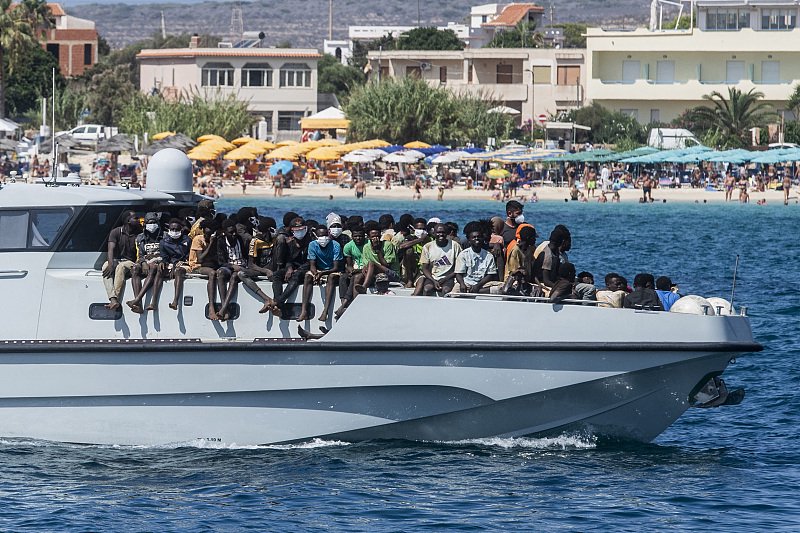 △当地时间9月15日，移民乘船抵达兰佩杜萨岛港口