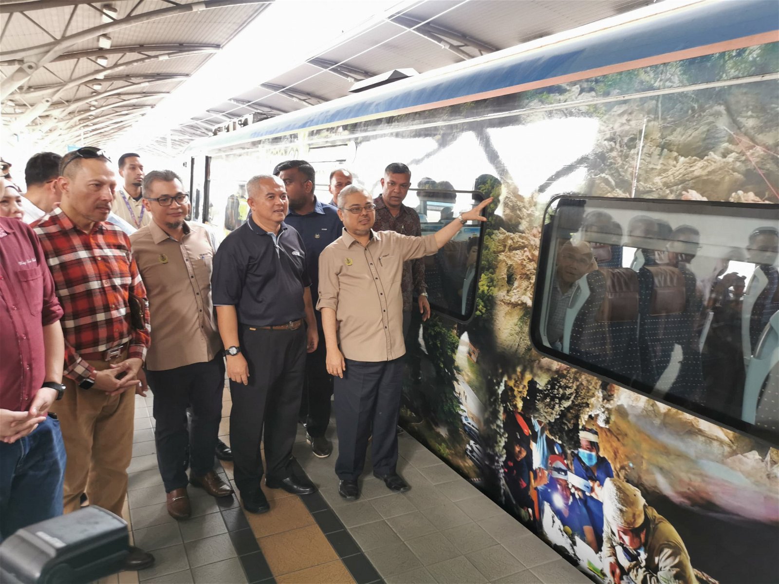 鲁迈兹（前右）指透过电动火车的广告宣传，是怡保市政厅与马来亚铁道公司落实的最新措施；前右2是莫哈末再因。