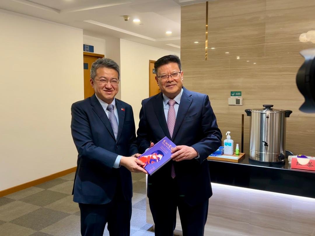 贸工部副部长刘镇东（左）向深圳市委书记孟凡利（右）赠送《亚洲文艺复兴》中译本。