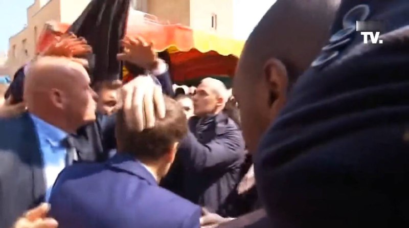 【法国大选】马克龙在访问塞尔吉的过程中被抗议人群投掷的西红柿击中