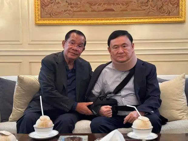 柬埔寨前首相洪森21日探望了日前获假释的泰国前总理他信