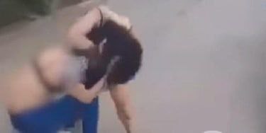 菲律宾怡郎市两女子公园拉扯打架
