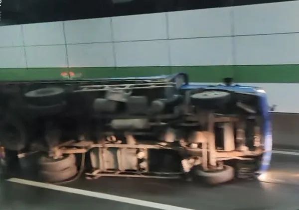 G40长江隧道突发货车侧翻事故