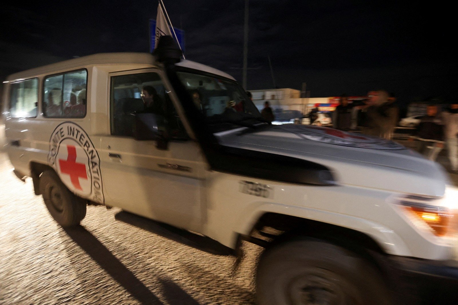 一辆载有获释人质的红十字会车辆于周二，抵达加沙与埃及接壤的拉法口岸。（图取自路透社）
