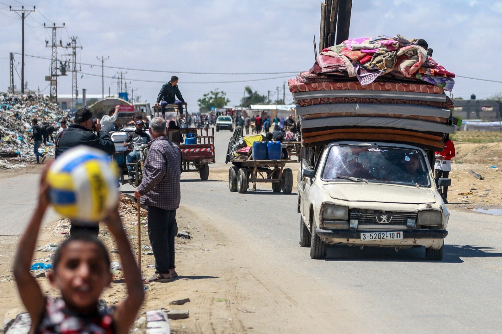 在以色列军队发出疏散令后，带著财物离开加沙地带南部拉法的巴勒斯坦人抵达汗尤尼斯。（图取自法新社）