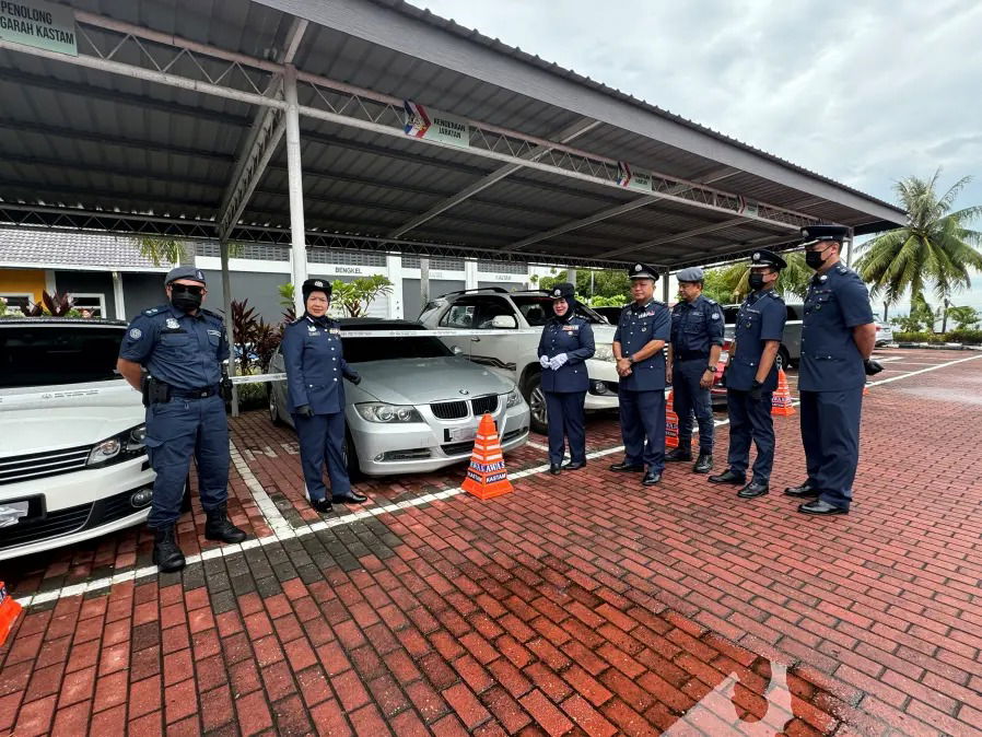 阿斯芭丽拉及团队展示被扣查的漏税豪华车。