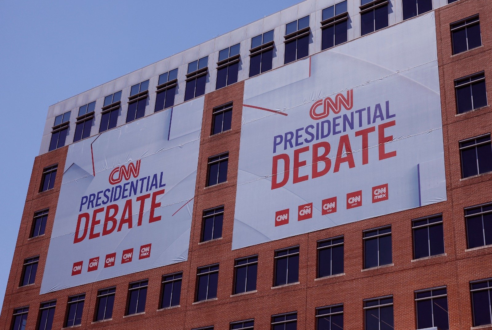 在美国有线电视新闻网（CNN）位于亚特兰大的总部大楼外，悬挂著本月27日备受关注的拜登与特朗普的总统大选电视辩论的巨幅广告。（图取自法新社）