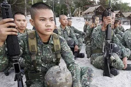 菲律宾女兵为何要剃光头