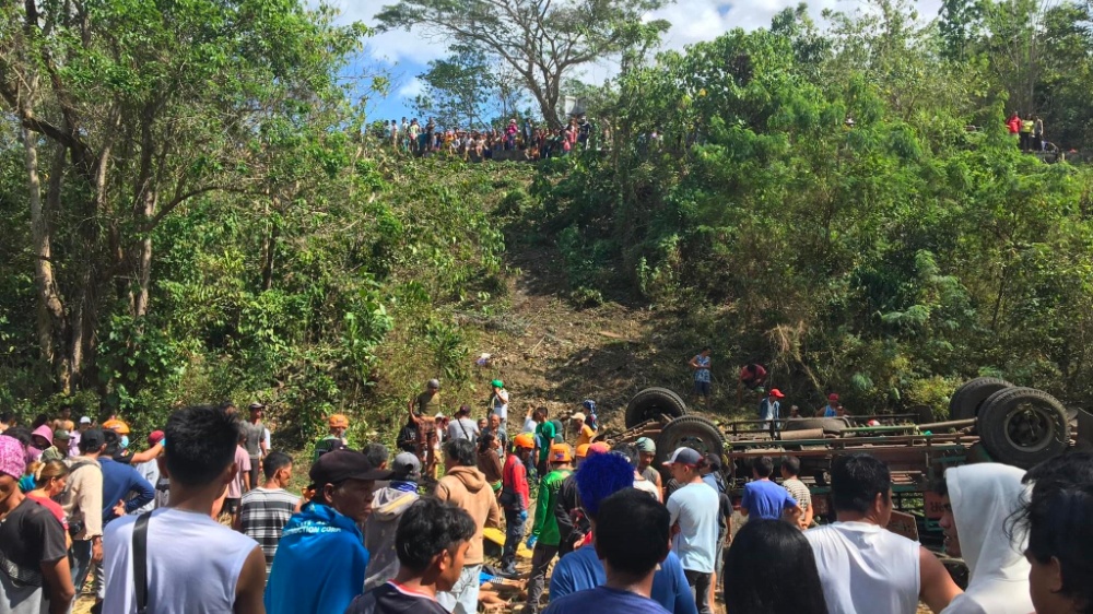 菲律宾中部一卡车坠崖致14死3伤