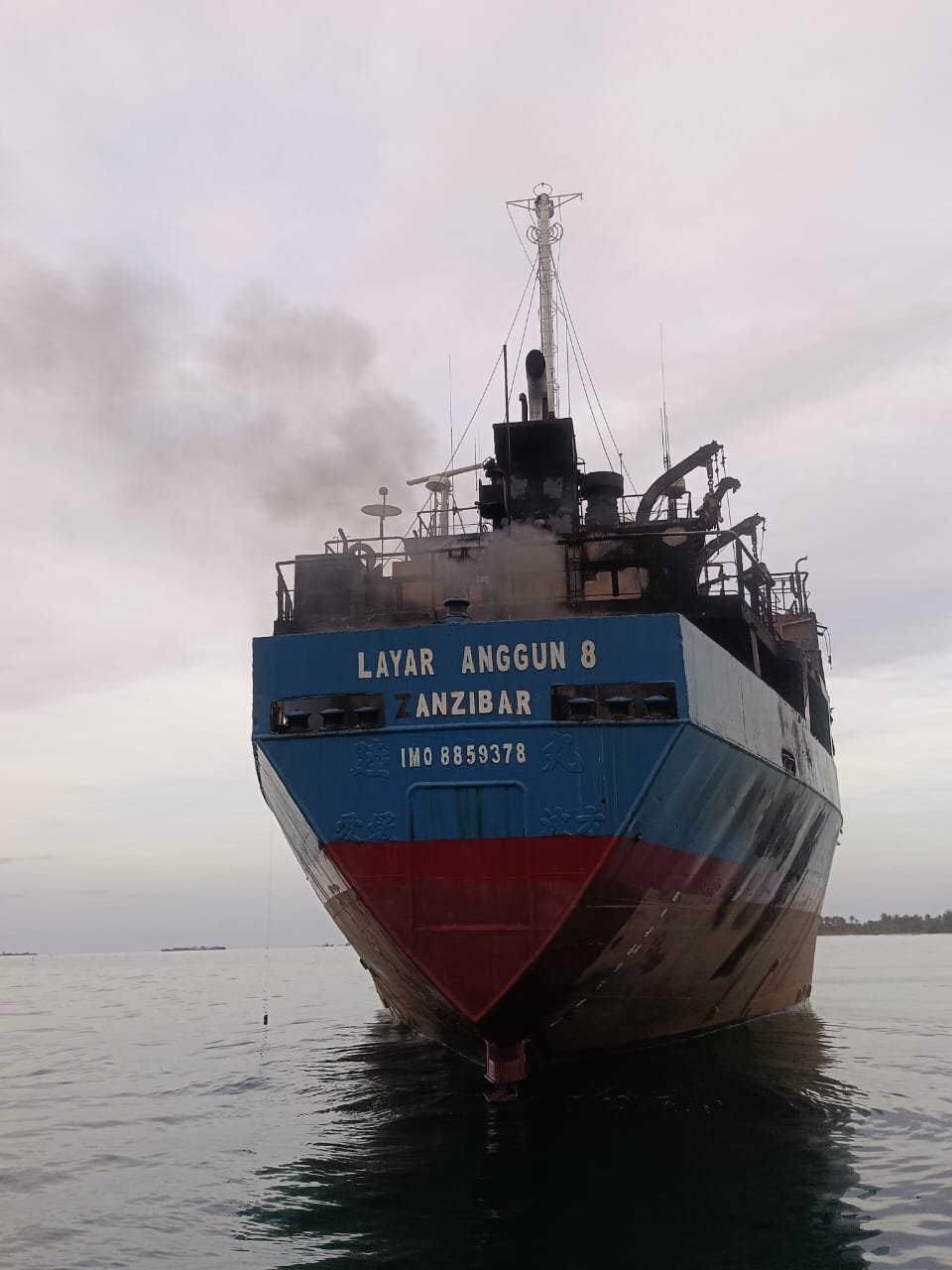 一艘货运船只在大马边佳兰海域起火失控，幸船上船员最终被新加坡当局所救。（大马海事执法机构）