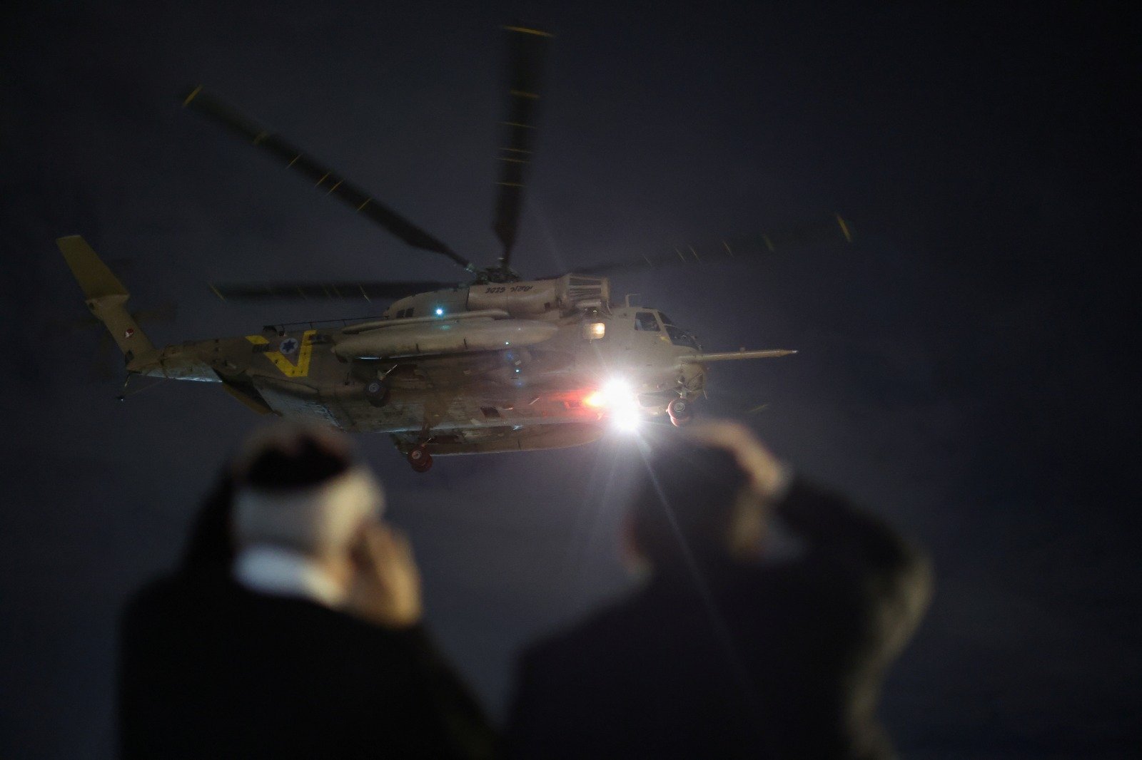 一架用于运送获释人质的直升机于周三，在以色列特拉维夫区拉马特甘的Sheba医疗中心上空飞行。（图取自路透社）