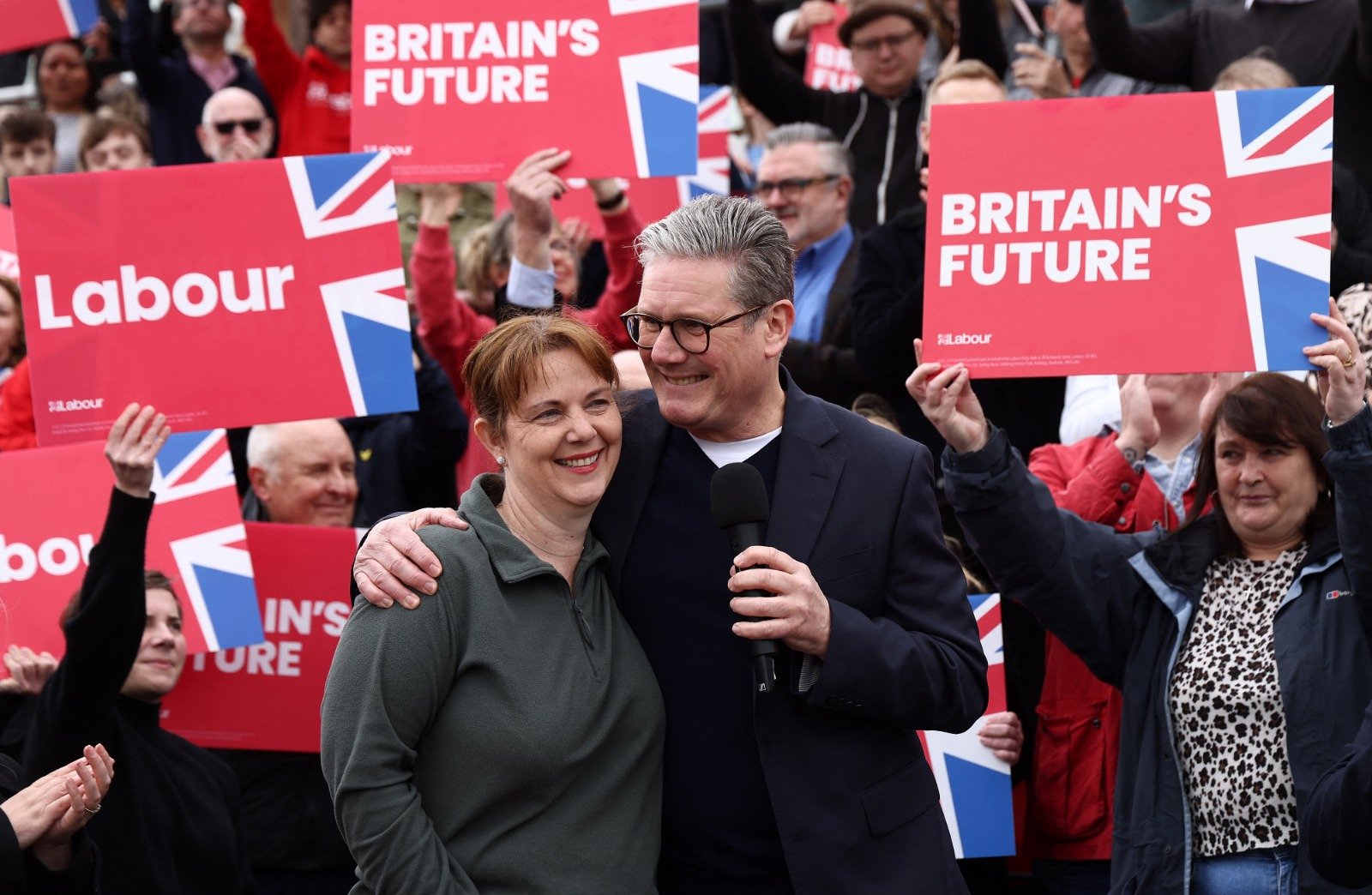 英国在野工党领袖斯塔默（右）当地时间周六（4日），在英格兰中部曼斯菲尔德举行地方选举后的集会上，拥抱新当选的东米德兰兹（East Midlands ）市长沃德。（图取自法新社）